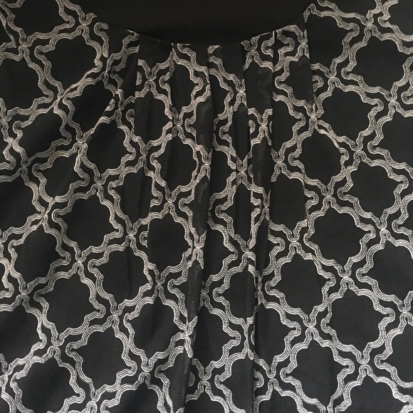 212 Black / White Sleevless Blouse - Picture 4 of 10